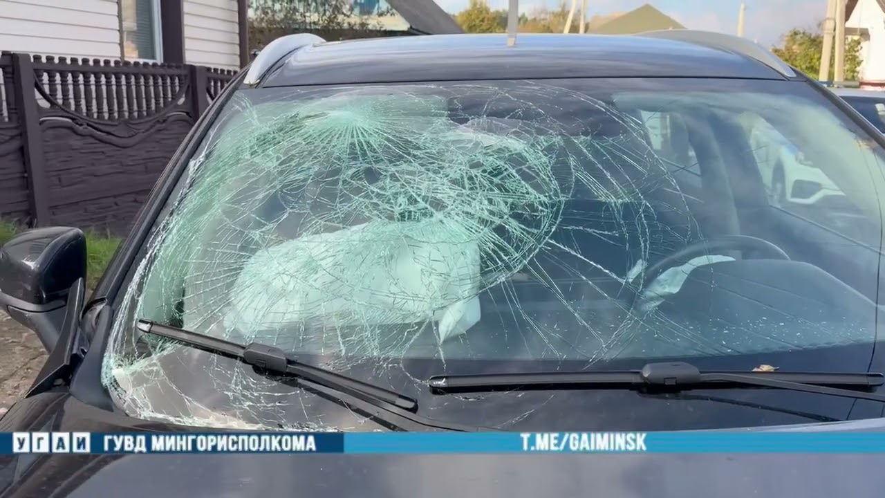 В Минске пьяная бесправница на каршеринге врезалась в столб: пострадали два пассажира