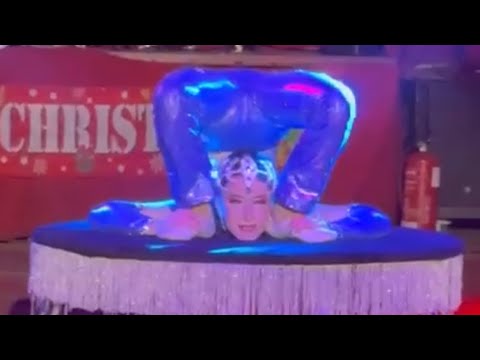 Contortion le cirque de Noel 2025 - YouTube