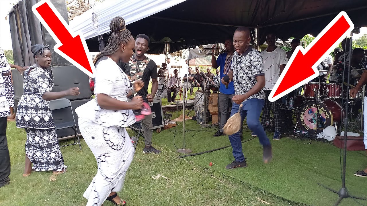 Oheneba EK & His Wife entertained Nsuta Asuafu community with a special dance #apuutoolivebandmusic