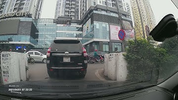 Phương tiện giao thông rẽ trái tại biển cấm rẽ trái