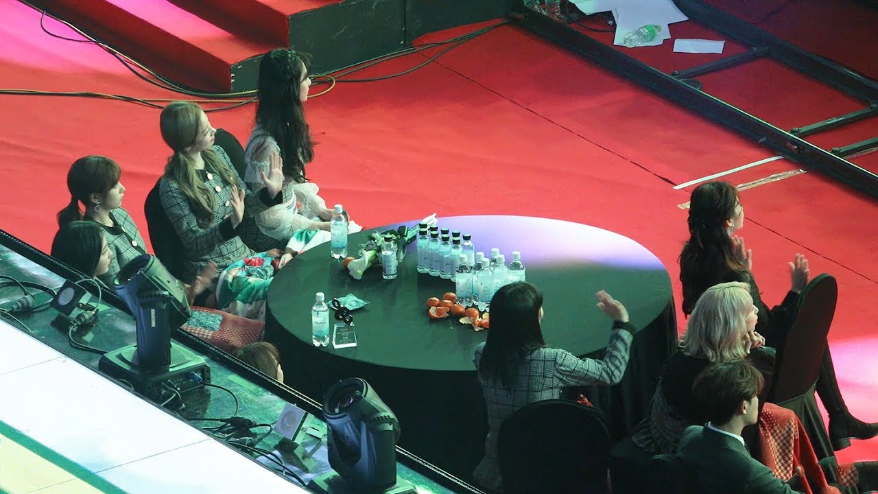 190123 TWICE Reaction to BBoomBBoom 'MOMOLAND' (모모랜드 무대보는 트와이스) 4K 직캠 by 비몽