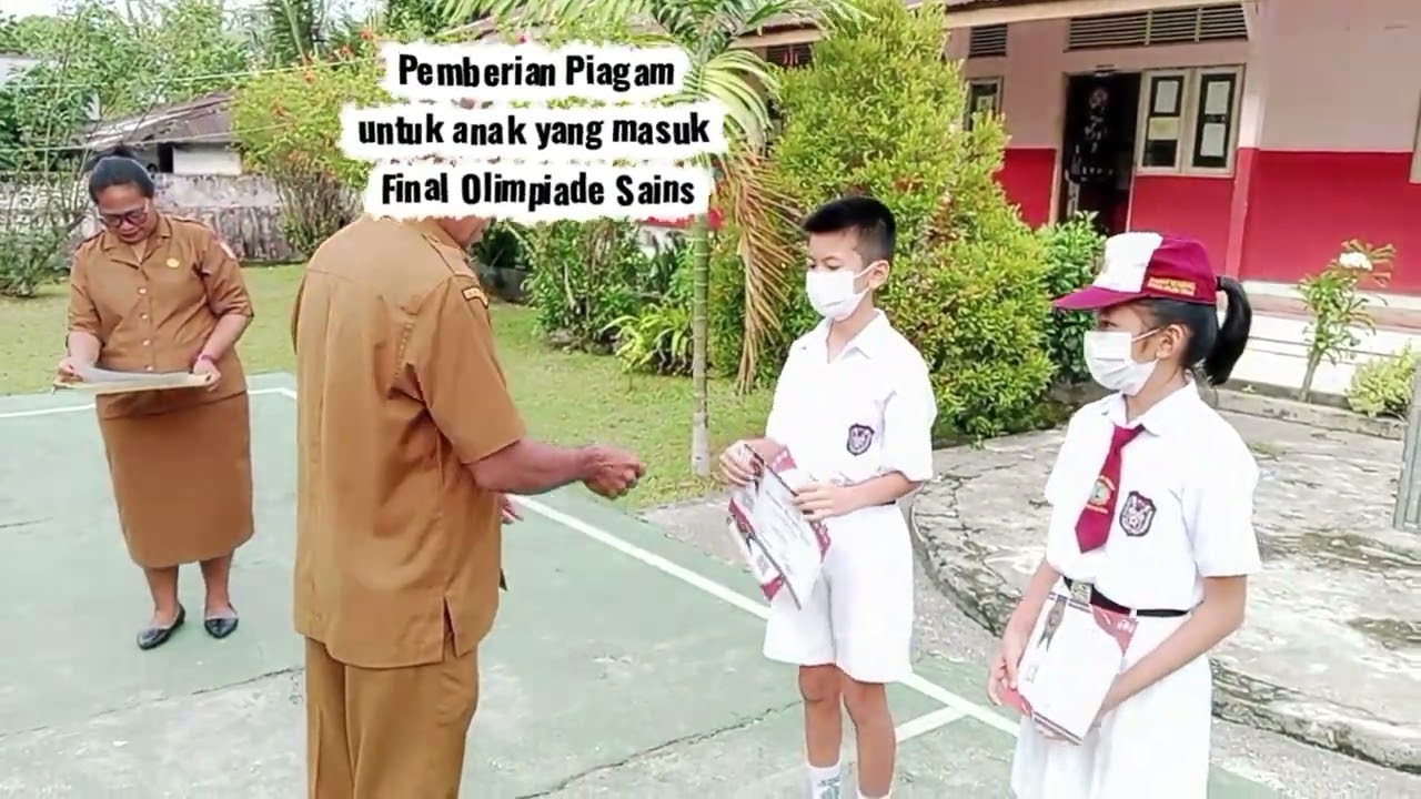 Pemberian Piagam kepada Peserta Olimpiade MIPA di Unpatti Ambon //Keempat anak yang mewakili Sekolah