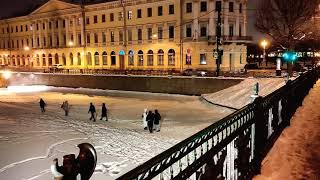 Зимние прогулки по замёрзшим рекам и каналам Санкт-Петербурга этой зимой стали популярны у горожан