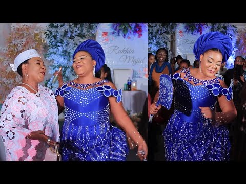 RUKIA MBELE YA MAMA YAKE WAIMBA PAMOJA WAKOSHA WATU KWA MIKOGO YAO