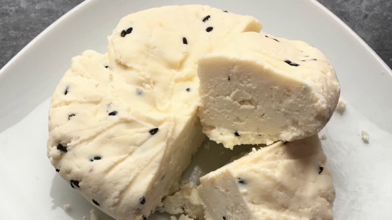 Ekşi mayalı bazlamaev yapımı peynir ve tereyağı ve ev yapımı gül