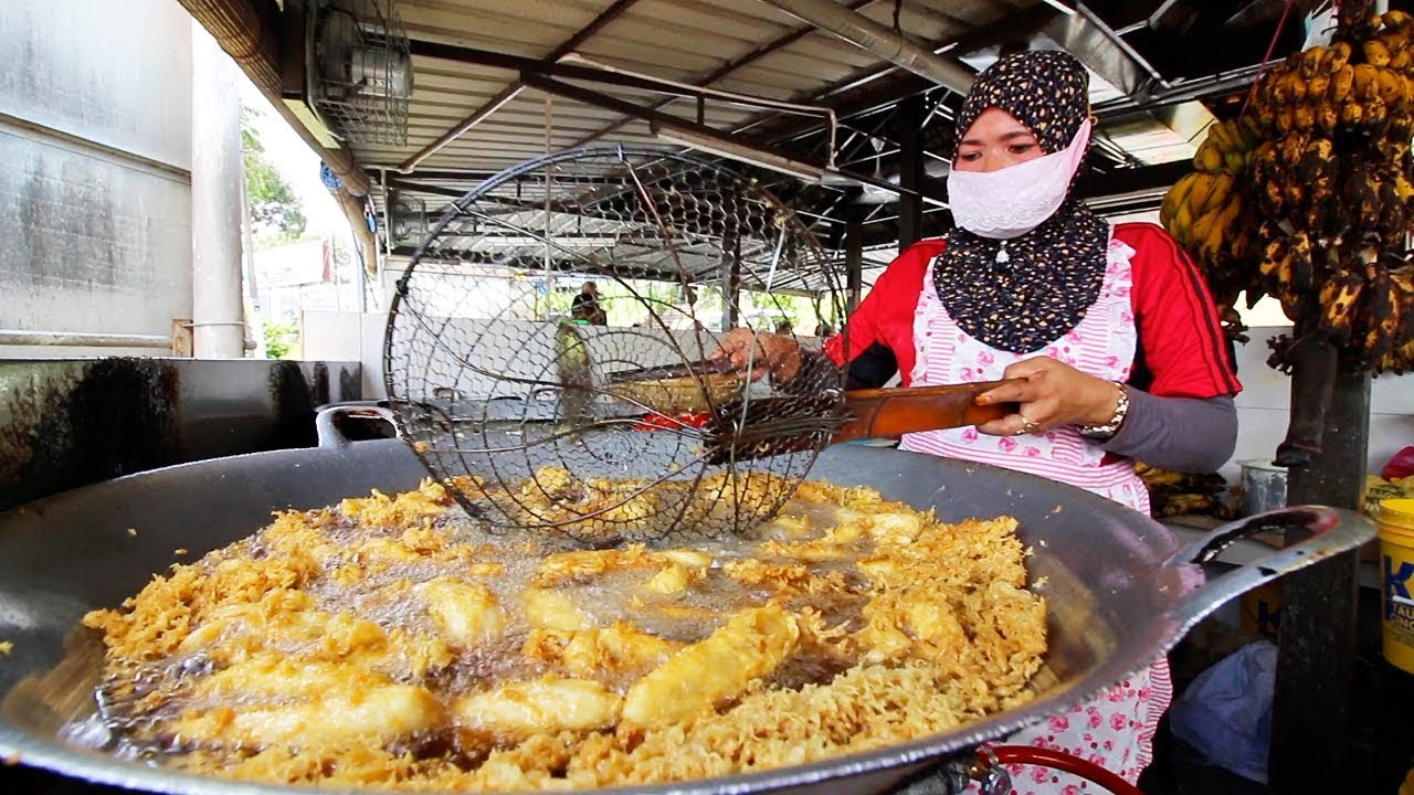 MALAYSIAN STREET FOOD - HUGE Malay STREET FOOD FEAST in Johor Bahru, Malaysia! SPICY FISH HEAD CURRY | Luke Martin