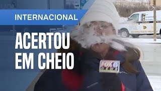 REPÓRTER LEVA BOLA DE NEVE NA CARA ANTES DE ENTRAR AO VIVO