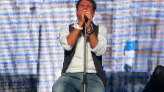 Enrico canta "libera nel mondo" - Tour Amici Salerno 08\07\10.AVI