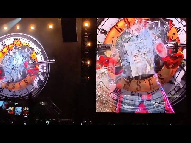 Detik detik Lagu Slank Terlalu Manis berkumandang di Konser Guns N Roses di Jakarta 2018 class=