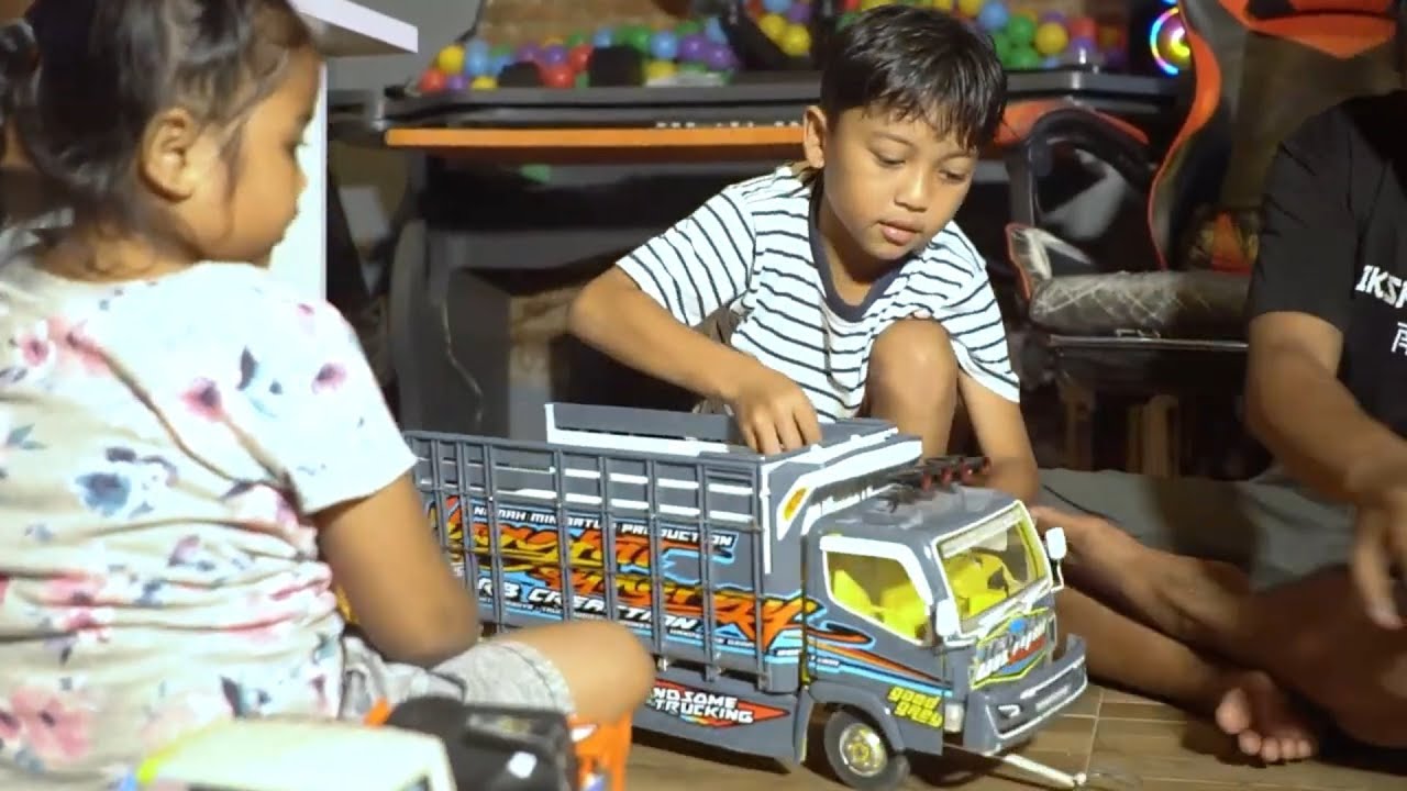 Spil mainan truk Ditdim & semua mainan Dimas - YouTube
