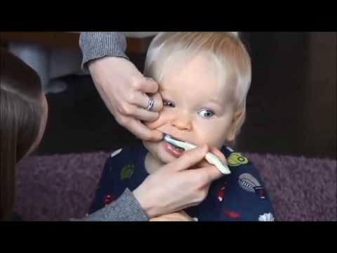 Alle kaksivuotiaan lapsen hampaiden harjausV2