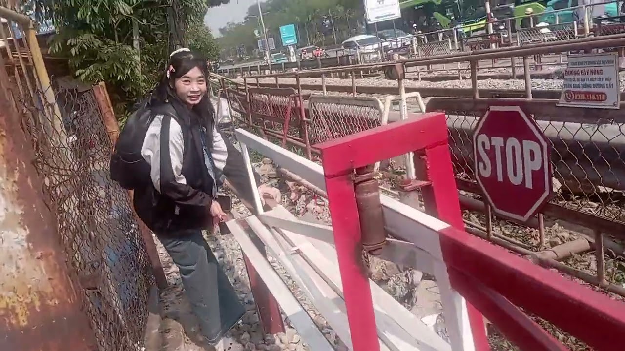 D19E - 924 kéo tàu SE20 về ga Hà Nội qua chắn Kim Liên C 