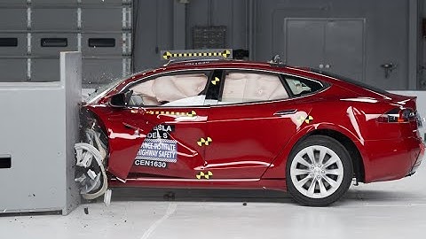2016 Tesla Model S driver-side small overlap crash test (extended footage)