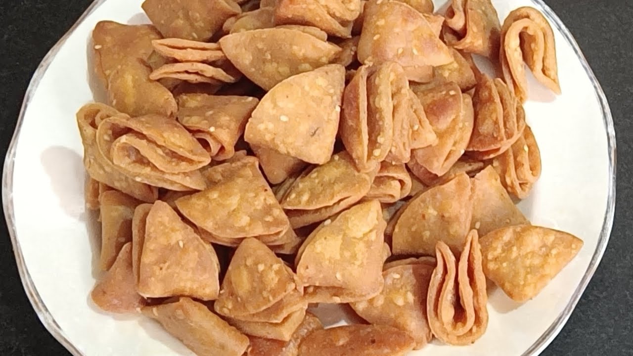 इंस्टेट मूंग दाल चीले के आटे से मैंने एकदम खस्ता क्रिस्पी मठरी बनाई एकदम आसान तरीके से। न्यू स्नैक।