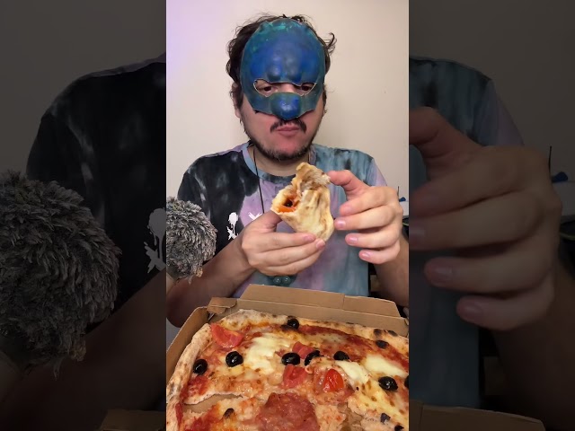 Pizza mozzarella di bufala, olive e salame piccante  asmr mukbang ita #asmr #food