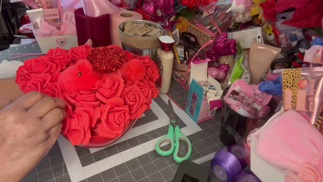 Корзина в форме сердца с красным медведем