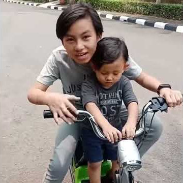 Sinyo.sr dan Adiknya