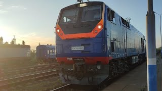 Тепловоз ТЭП33А-0045 с тальго поездом 031Т Павлодар - Алматы прибывает на станцию Аксу-2