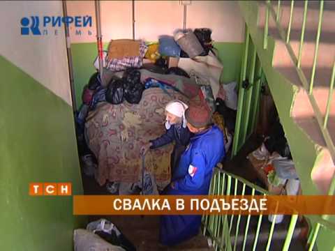 Пермячка превратила свою квартиру и лестничную площадку в склад вторсырья