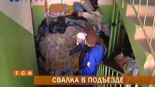 Пермячка превратила свою квартиру и лестничную площадку в склад вторсырья Пермячка превратила свою квартиру и лестничную площадку в склад вторсырья