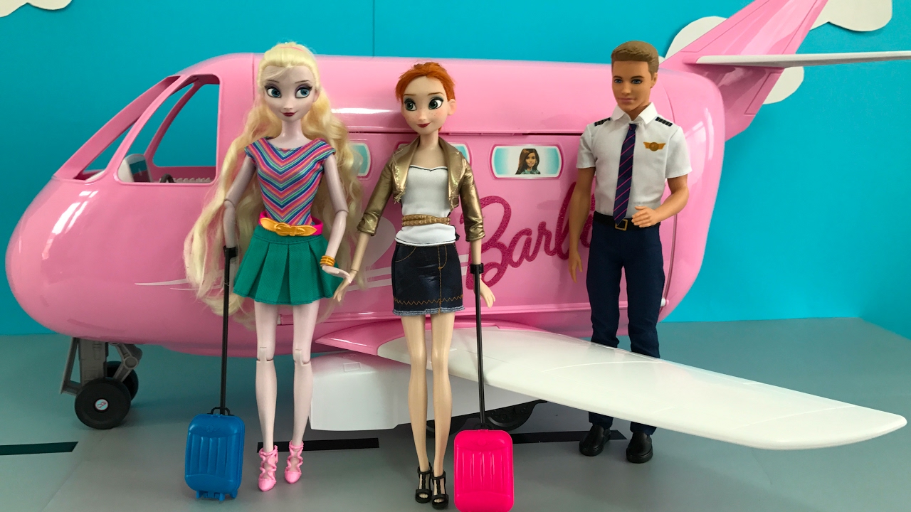 Airplane! Elsa \u0026 Anna board Barbie's 