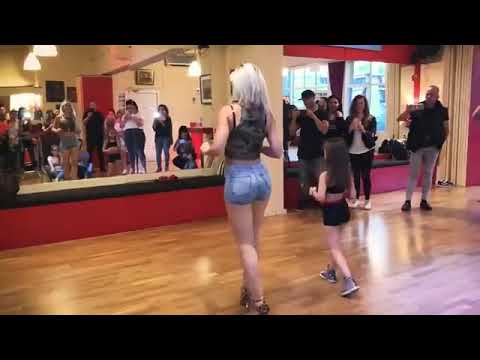 Sara Lopez baila Kizomba Lady Style con una niña