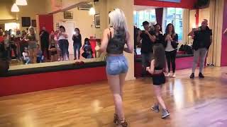 Sara Lopez baila Kizomba Lady Style con una niña