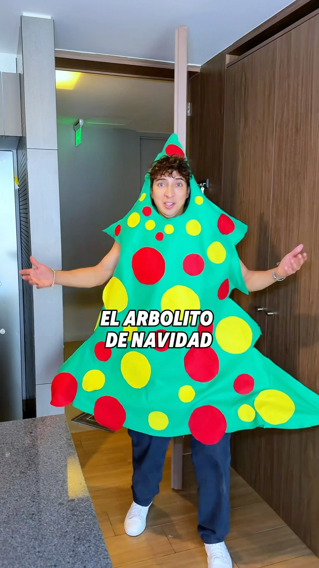 PERSONAS LLEGANDO  A  LA POSADA NAVIDEÑA