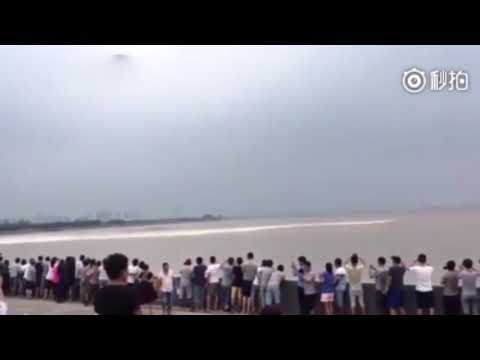 ОГРОМНАЯ ВОЛНА смыла людей