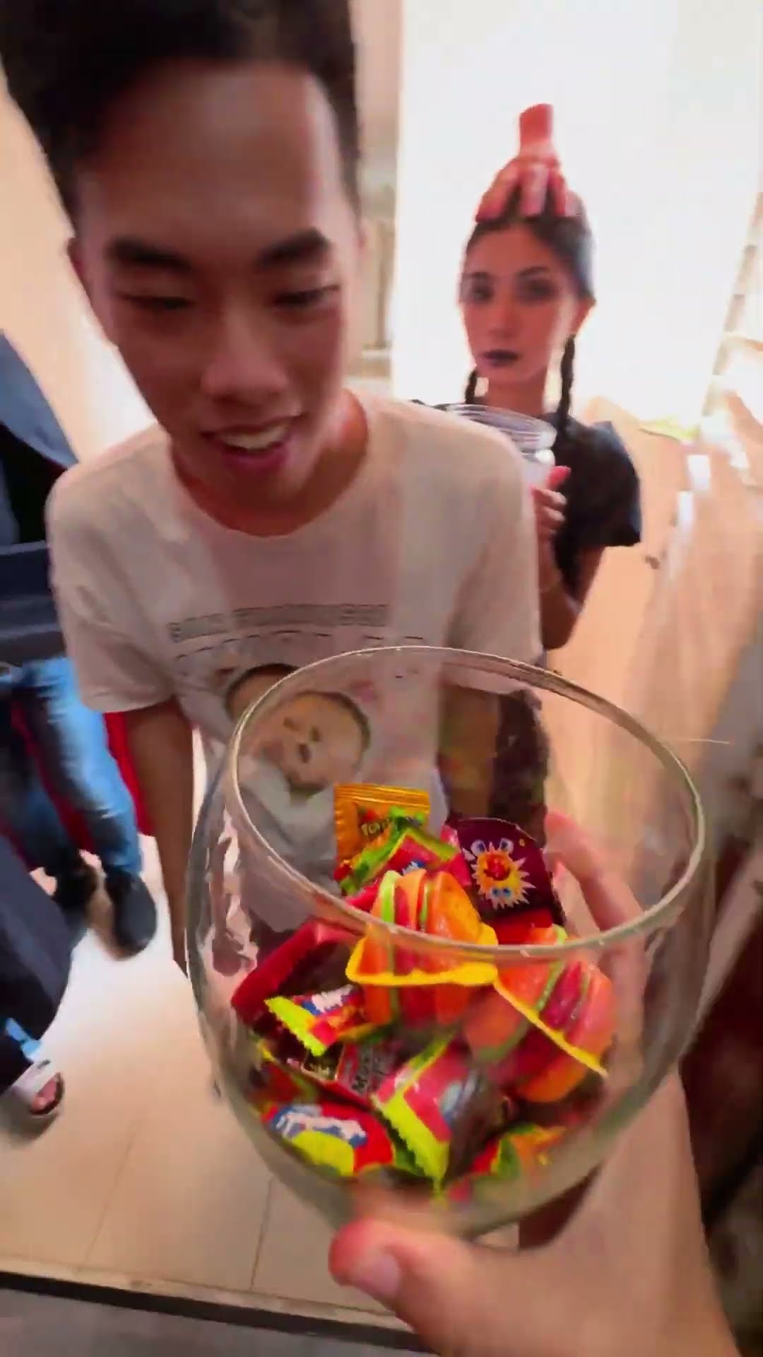 LNS - Mở cửa nhà là mất nhiều kẹo || give lots of candy #shorts