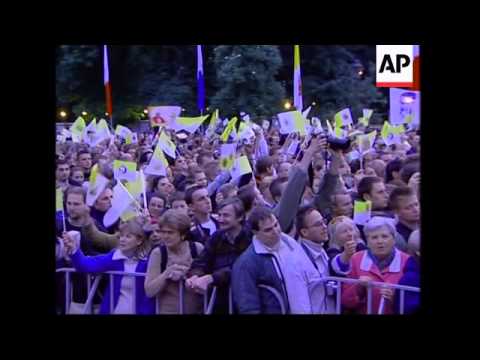 Pontiff visits shrine, in Krakow window greeting