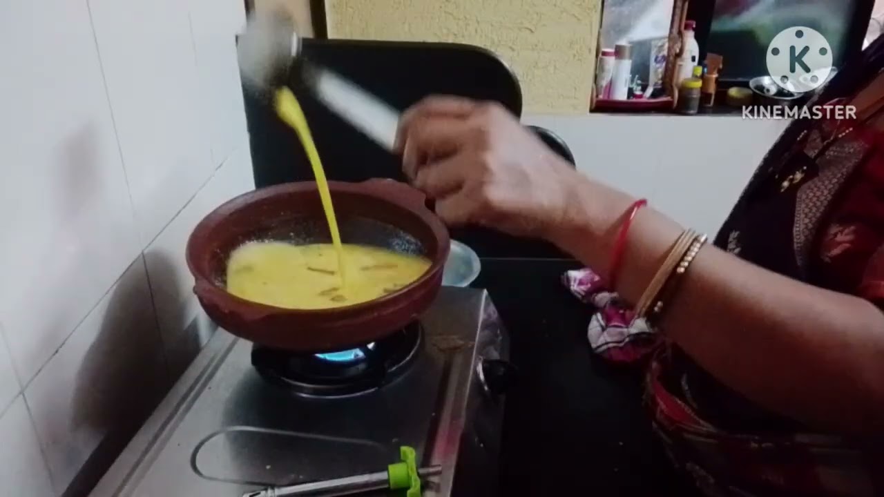 Mitti ke bartan mai Banayi hui 