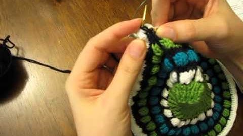 Knitting a 2 color bubble stitch (without instartia) tutorial