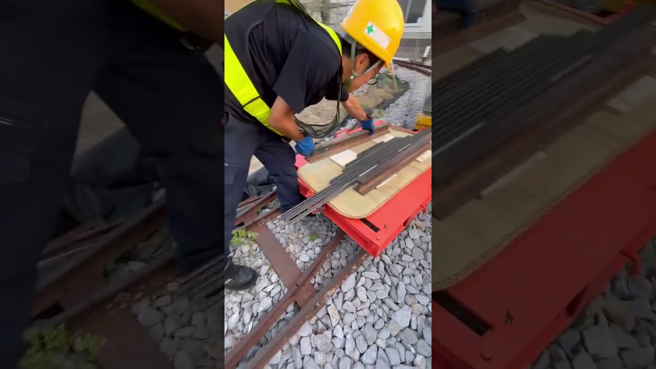 Dedicated transport train for 5-inch gauge rails and narrow-gauge rails.