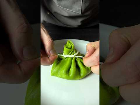 Зеленые блины с начинкой жульен - эффектная подача