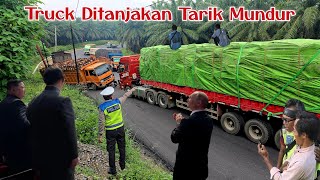 Truck Trailer Menarik Mundur di Tanjakan, Begitu Gagah Tanpa Masuk Porsneling Double di Bukit Kodok