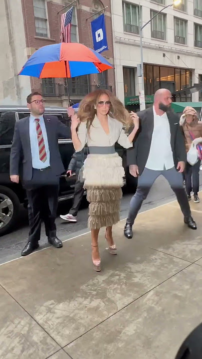 Jennifer Lopez Tells Off Photographer For Telling Her How To Pose