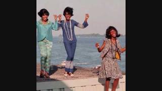 Miniatura del video "Martha & The Vandellas - (It's Easy To Fall In Love) With A Guy Like You"