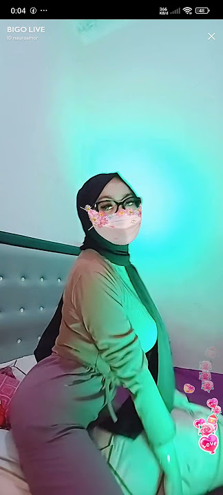 Nauraamor live BIGO duduk di atas guling