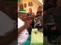 Alabe tomas cantando junto a Tião Casemiro y los integrantes de  A.T.A