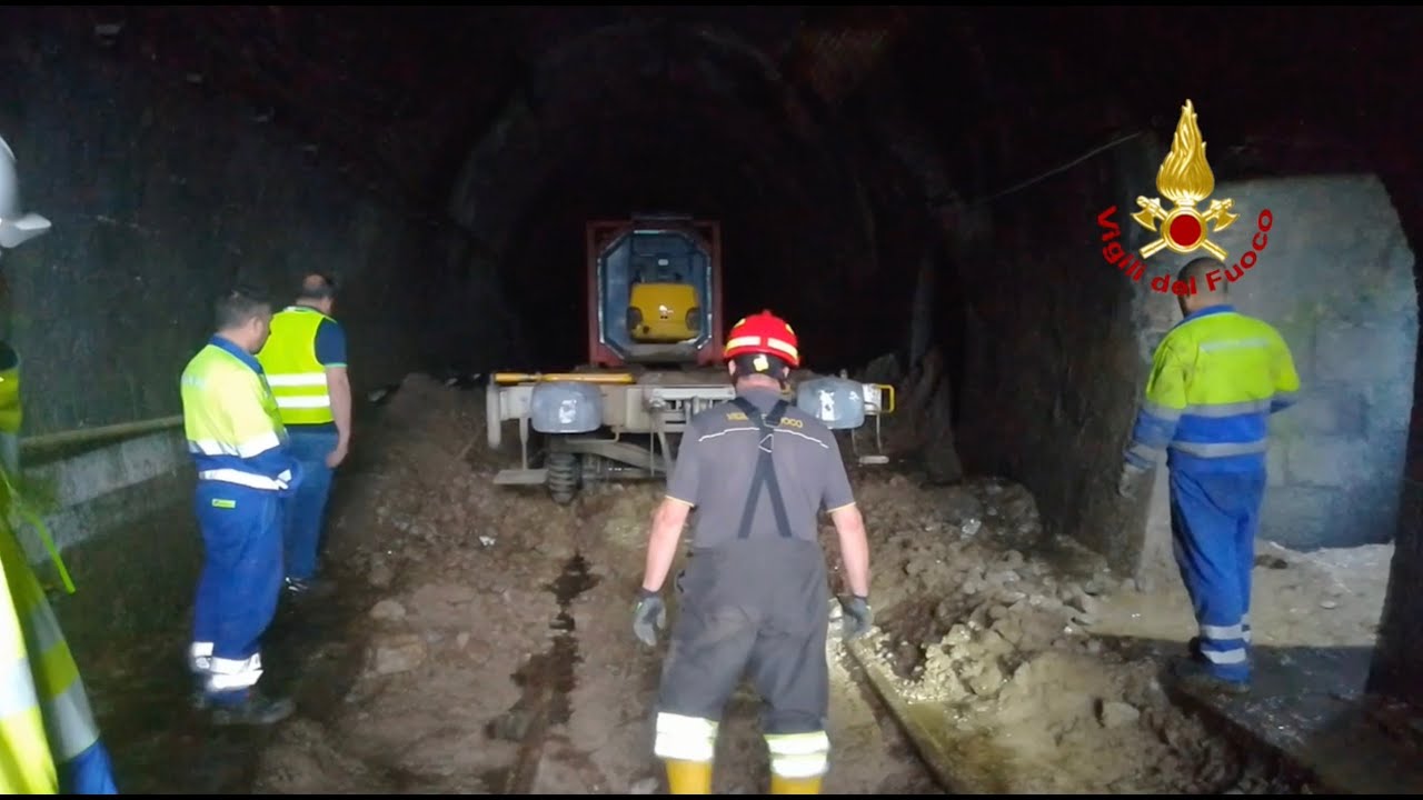 Liberato il treno rimasto intrappolato in galleria dopo una frana