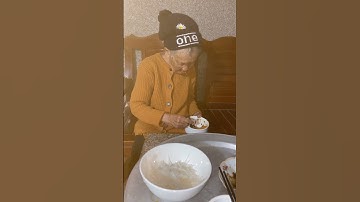 Bữa cơm đạm bạc của 2 mẹ con