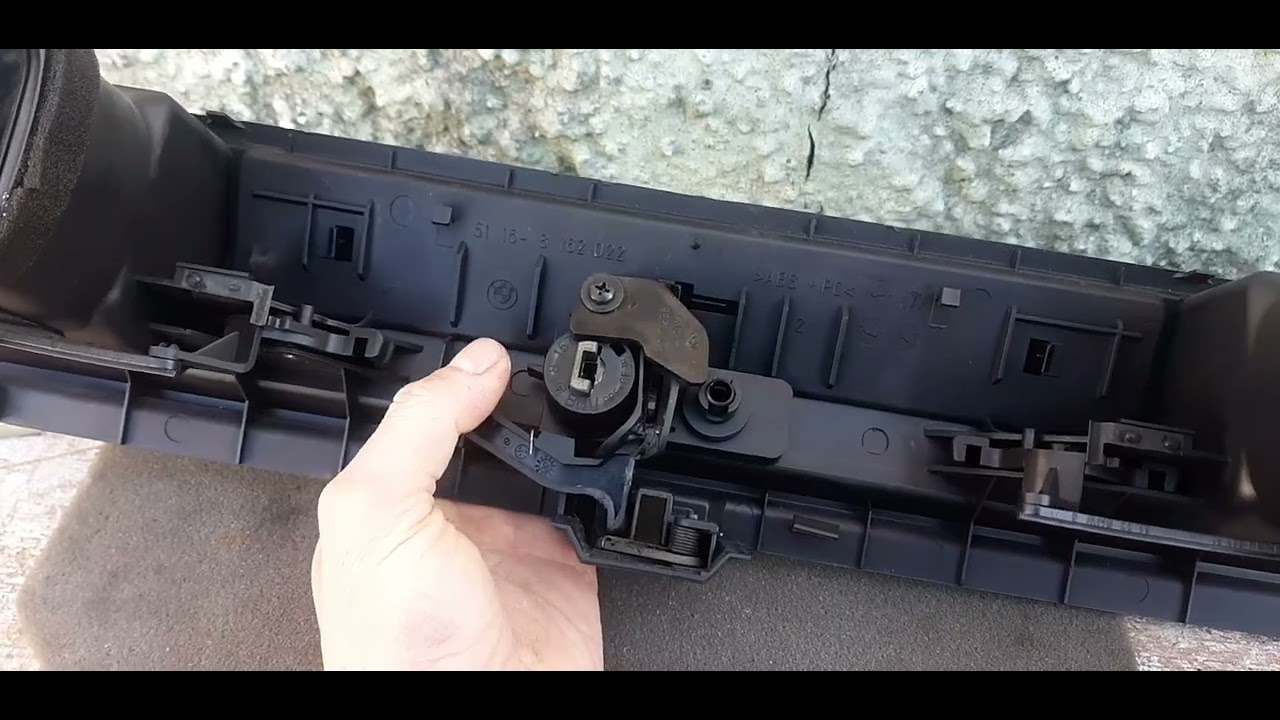 Substituição do canhão do portaluvas num BMW E36 (key locker removal