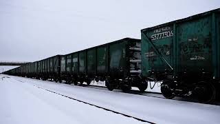 Тепловозы ТЭМ-ТМХ-073 и 043 с грузовым поездом отправляются со станции Нарва