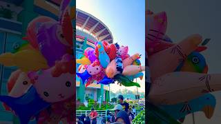 balon bebek biru dan ikan hiu terbang