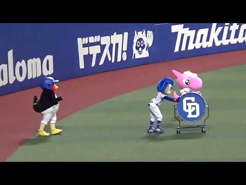 ドアラの太鼓でつば九郎が叩くのは壁⁈