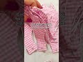 Tem roupa de Barbie que você nunca esquece. Esse conjunto xadrez rosa é um deles. Garanta o seu 🩷