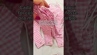 Tem roupa de Barbie que você nunca esquece. Esse conjunto xadrez rosa é um deles. Garanta o seu 🩷