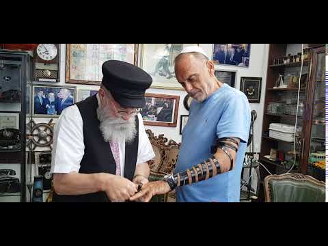 מאמן הכדורגל אברם גרנט מניח תפילין 