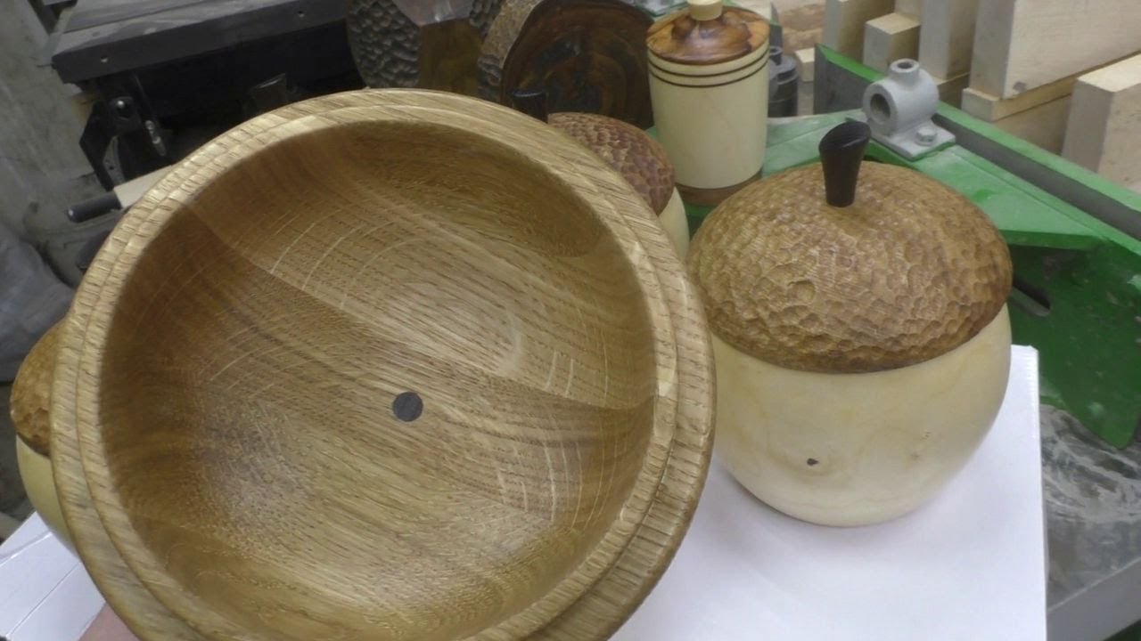 Горшки с крышками, из дерева. Похожие на желуди.